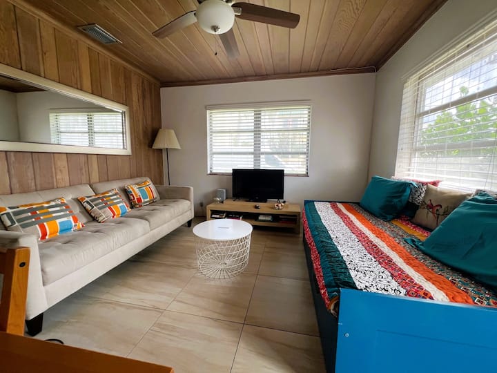 1 Bdrm/1 Bath 600 Steps To Pristine Delray Beach - Delray Beach, FL