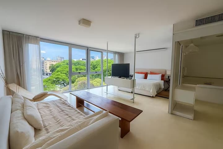 King suite with hot tub and park view