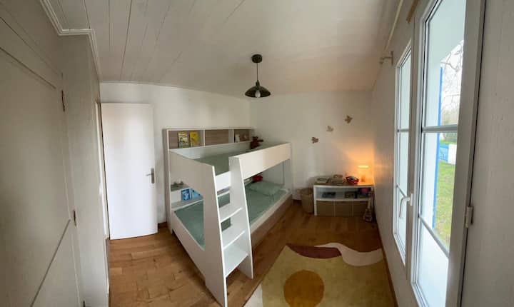Habitación equipada con una litera (200 x 90 cm), cómoda y práctica para niños o adultos.
Cada cama soporta hasta 90 kg.