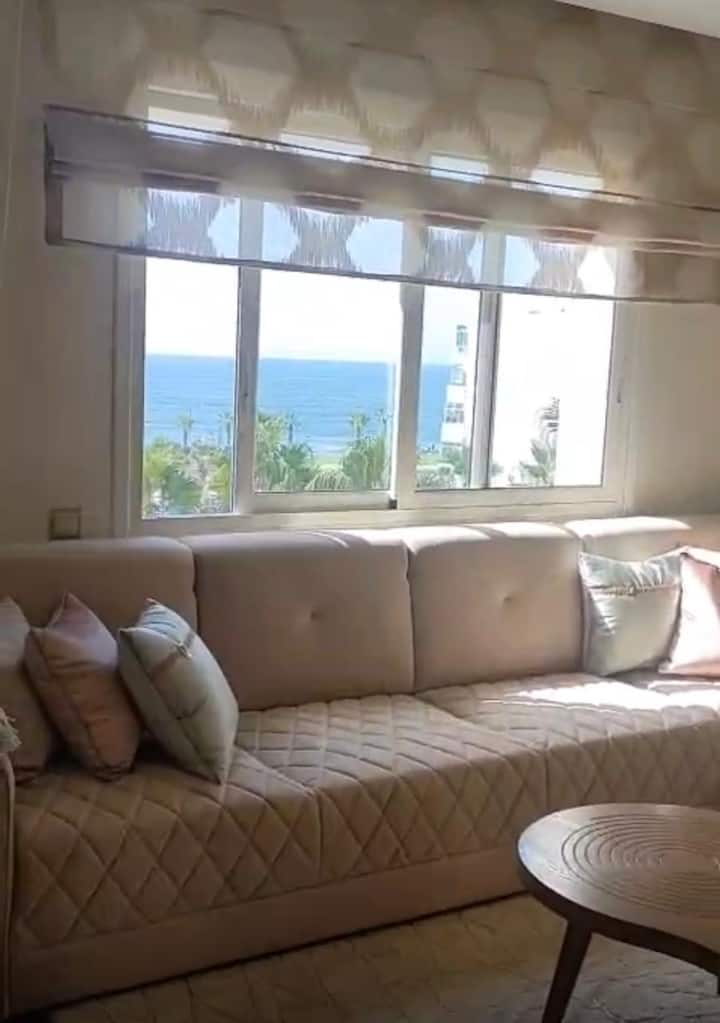 Coin détente lumineux avec mobilier neuf et ambiance chaleureuse.