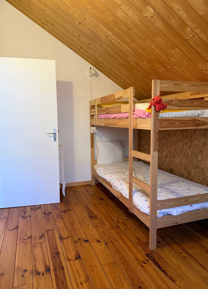 Chambre spacieuse à l'étage avec deux lits de 90*190 pour enfants ou adultes avec lampes liseuses.
Le store de la fenêtre est bien occultant.
Une commode est à disposition, ainsi que des livres et jeux pour enfants de 3 à 10 ans.