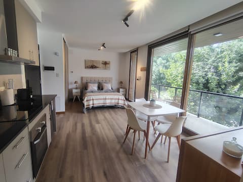 Anuncio de Airbnb popular: Modern studio with a view of Cerro Otto en Río Negro