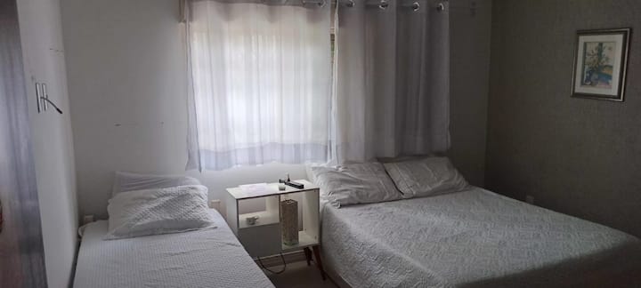 Dormitorio (suite) con cama doble, cama individual, aire acondicionado, lámpara, armario y wifi rápido.