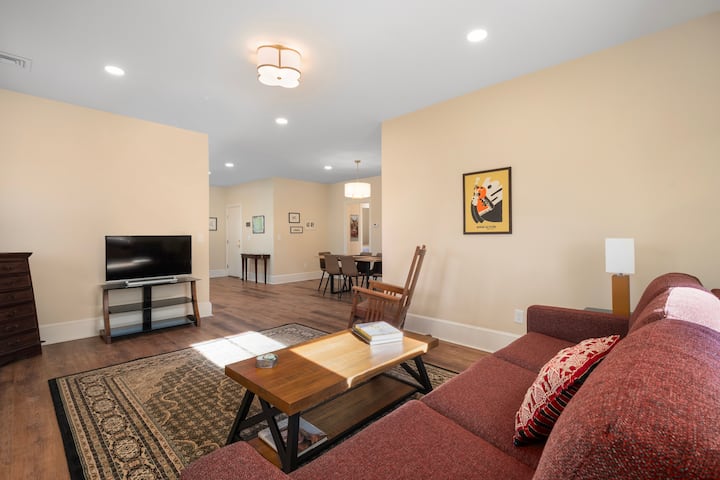 Fabulously Spacious Apt. Near Brown + Free Parking - Rhode Island