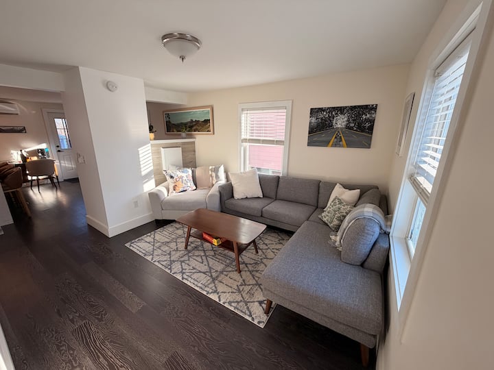 Bright Home In Heart Of Ferry Village - Portland, ME