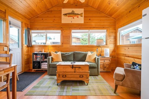 Popular Airbnb listing: Angler Cabin #5: Lupine Village at Grand Lake in Winter Park / Grand Lake