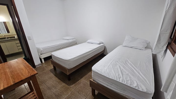 卧室配备3张单人床，可转换成1张双人床