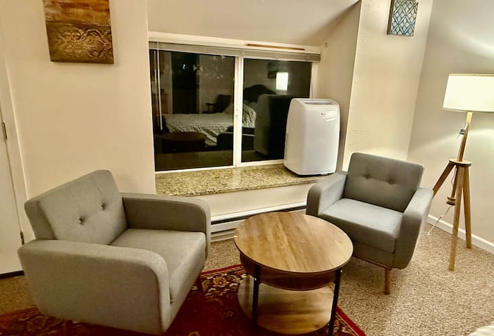 Cozy Private Studio With Patio & Parking - Bellevue, WA