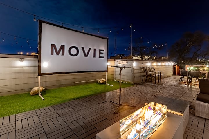 Modern Townhome W/ King Suite | Rooftop Cinema! - Nashville, TN