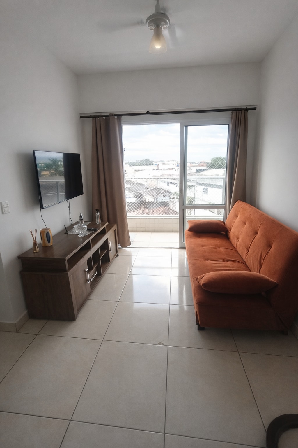 סלון עם גישה למרפסת המשקיפה על ההרים