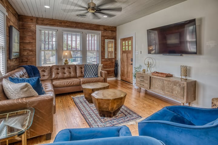 New Sisters On Alamo | Walk To Downtown | 2 Houses - Brenham, TX