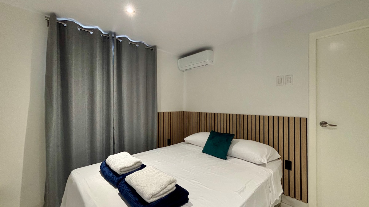 Acogedor dormitorio con ropa de cama cómoda.