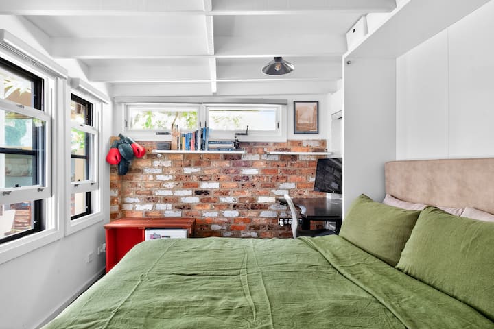 V tomto priestore je k dispozícii plnohodnotný stôl spolu s činkami a materiálmi na čítanie. 