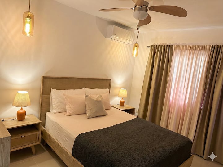 Bedroom Bliss: مسكن مشرق بديكور أنيق وإضاءة دافئة لقضاء عطلة مثالية!