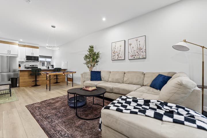 Modern 3br Near U Of A Sleeps 8 Pool Table | Wifi - Edmonton