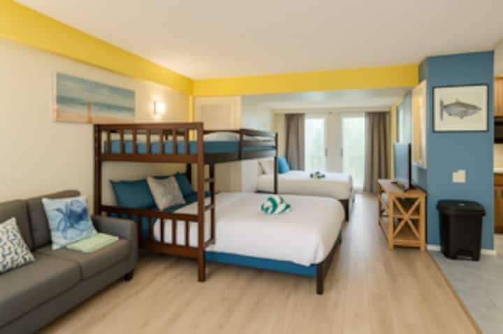 Surfpad Sleeps 8! W Kitchen/pool, 2 Blks To Beach! - Honolulu, HI