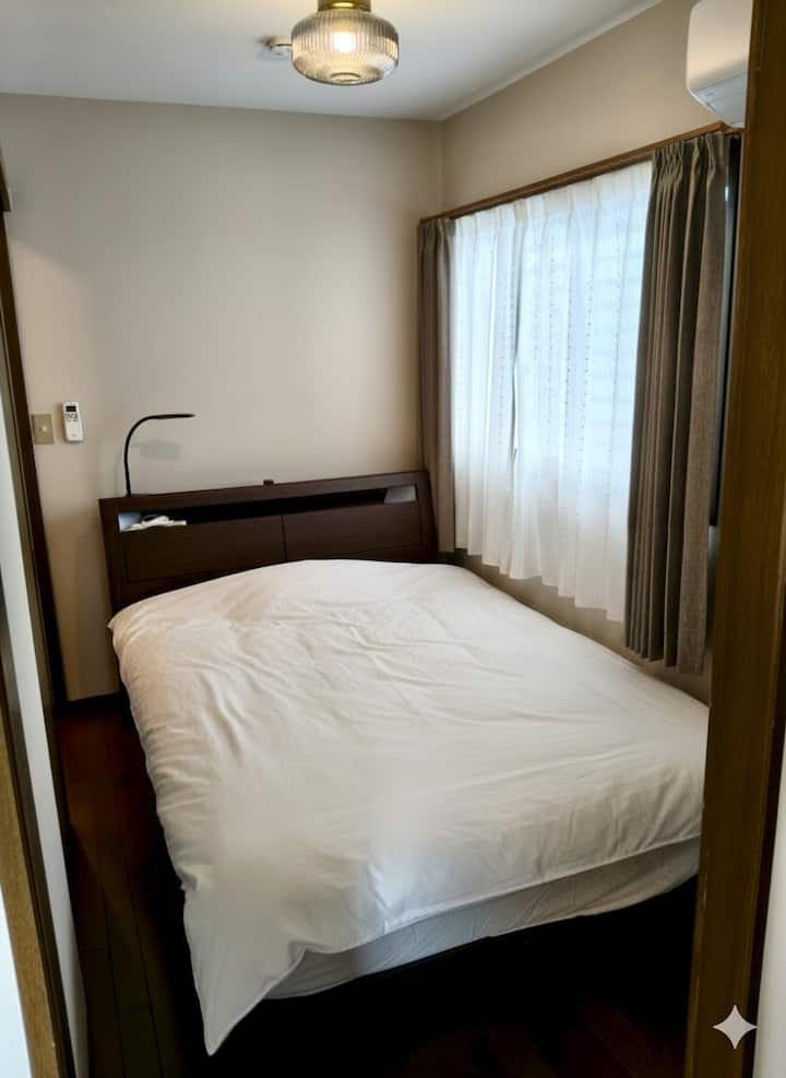 Es una habitación junto a la cocina.Fue hecho para personas a las que no les gustan las escaleras.