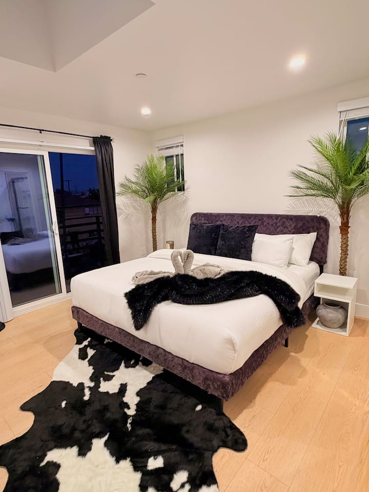 Noir Suite Private Bath Hollywood Views Balcony - Beverly Hills, CA