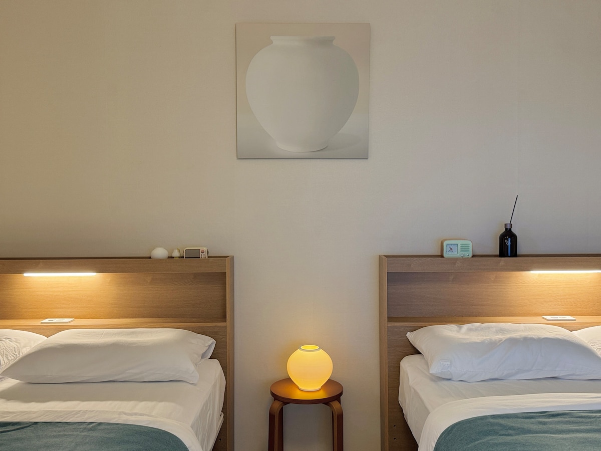 მშვიდად განიტვირთეთ მთვარის ყურებით.