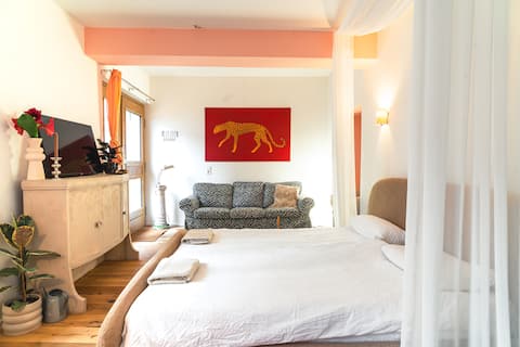 Erfolgreiche Airbnb-Immobilie: Backyard studio with private terrace on Karli in Südvorstadt