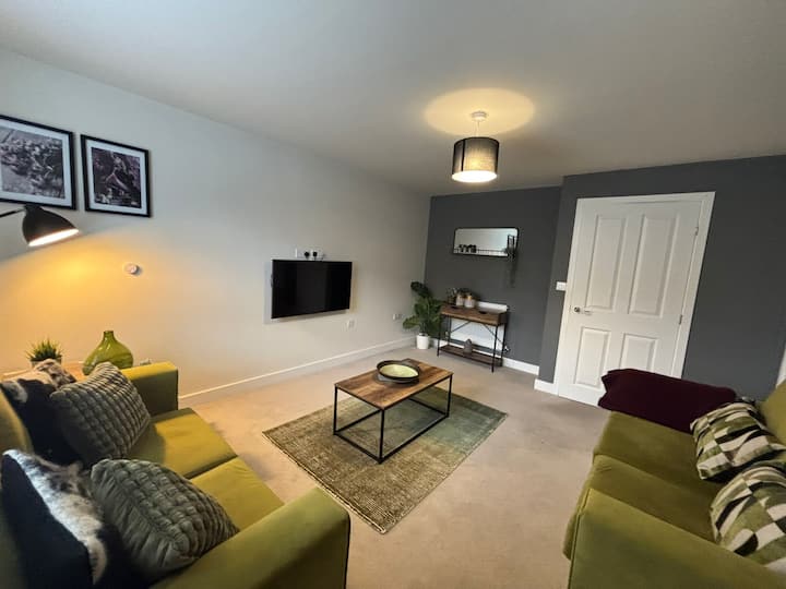 *3 Beds*1.5 Baths*sleeps 6, 2 X Parking, Fast Wifi - East Midlands Airport (EMA)