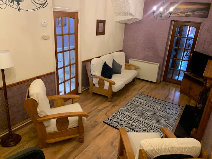 Charming Townhouse Close To Train, Bus & Shops - 슬라이고