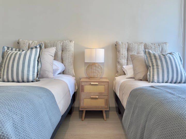 Спалня № 2.
Две единични легла, идеални за споделяне.