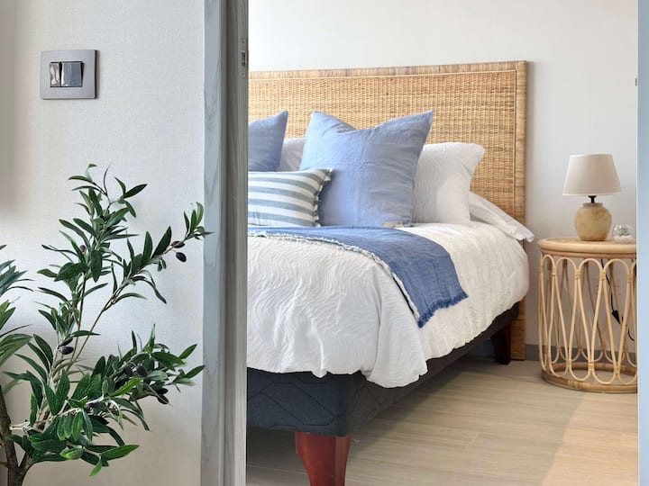 Основна спалня.
Бъдете спокойни с топъл и естествен дизайн, който ви приканва да се отпуснете. Удобен и просторен гардероб с много място. 