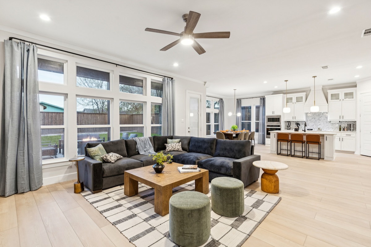 Top performing Airbnb: The Longhorn Luxe | Game Room | Fire pit | Karaoke in Los Altos