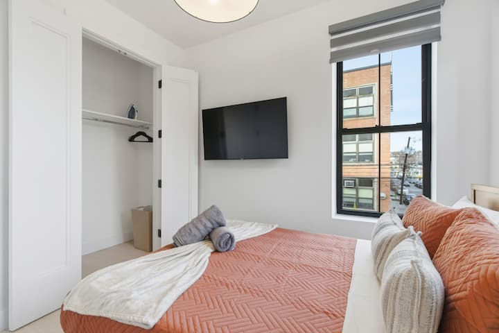 Cómodo dormitorio privado con cama tamaño queen, sábanas suaves y un ambiente tranquilo perfecto para noches de descanso.