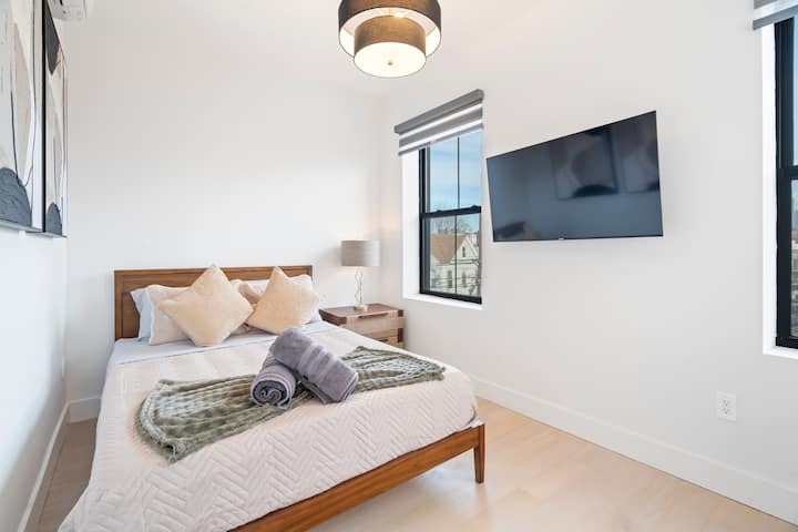 Acogedor dormitorio con cama tamaño queen, perfecto para relajarse después de un día completo explorando la ciudad.