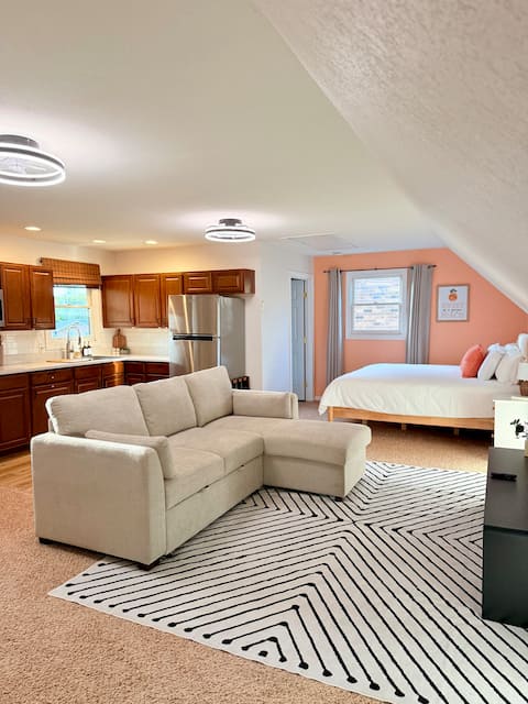 Top performing Airbnb: Detached Studio Apt •Garage Parking• Private Patio in Pooler