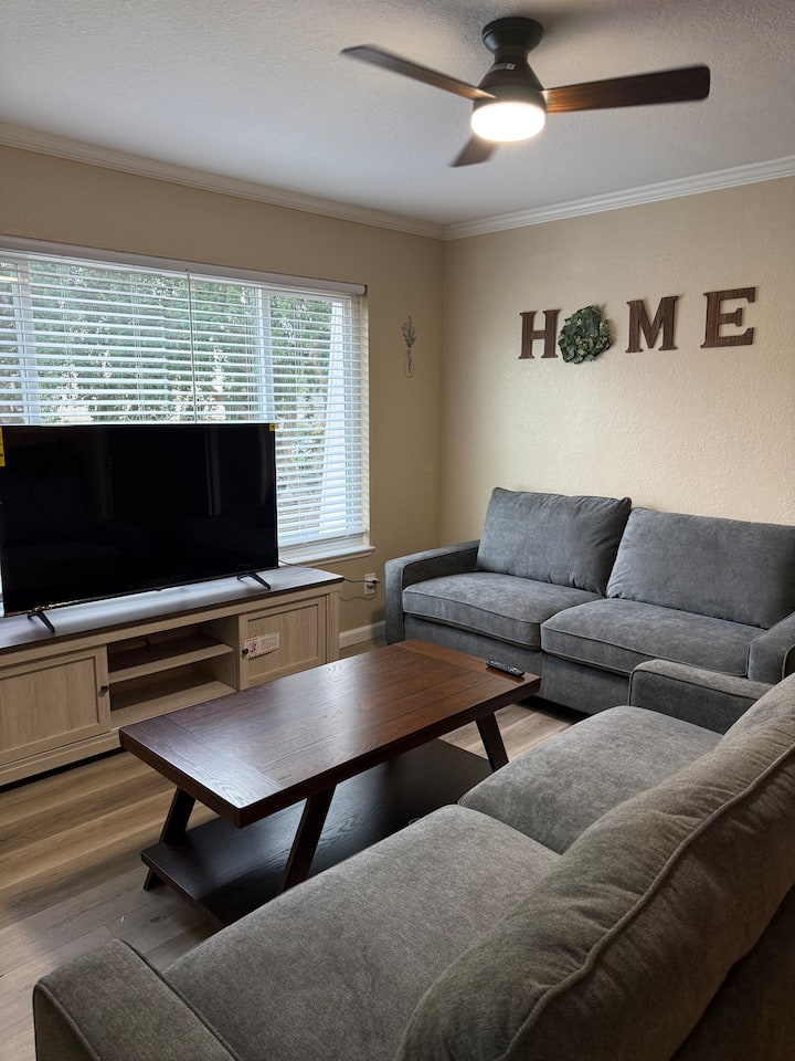 Elegant 3 Bedroom Apartment! - ベニシア, CA