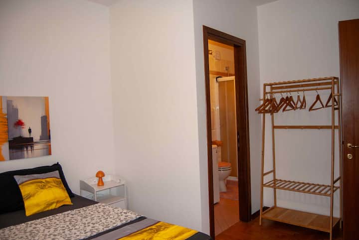 Spaziosa camera da letto con letto matrimoniale oppure due letti singoli, attrezzata con armadio e grande cassettiera, ampia scrivania di lavoro, accesso diretto al bagno privato. 