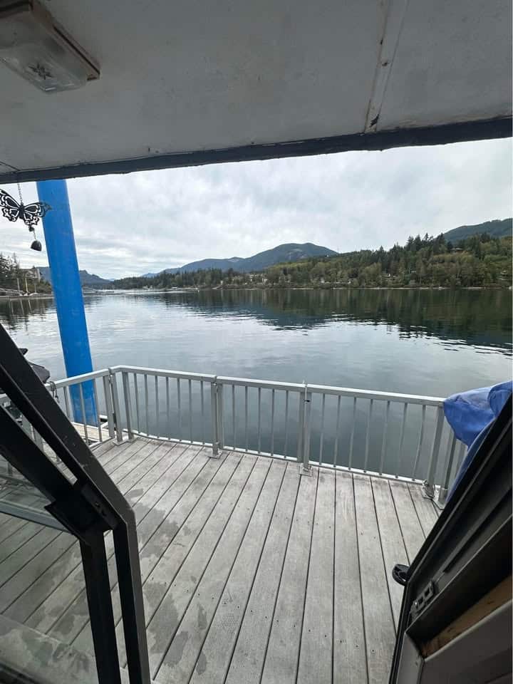 Golden Pearl - Boathouse On The Lake - Lake Cowichan