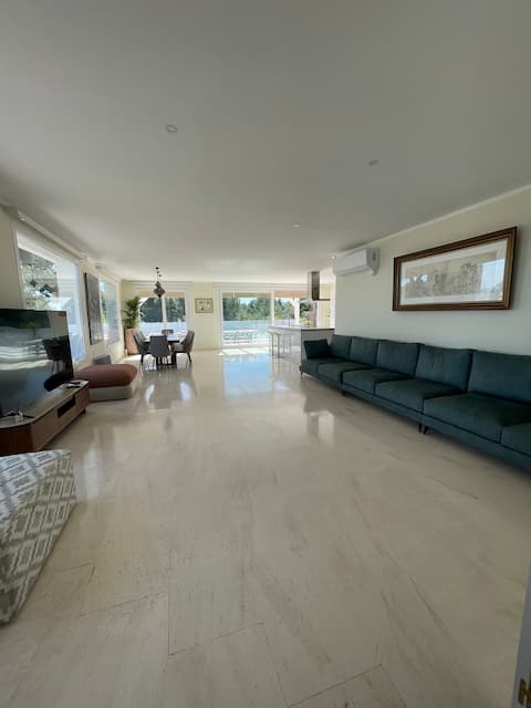 Top Airbnb: Villa Magos, 10 bedrooms, sleep up to 30, seaview in San Jerónimo