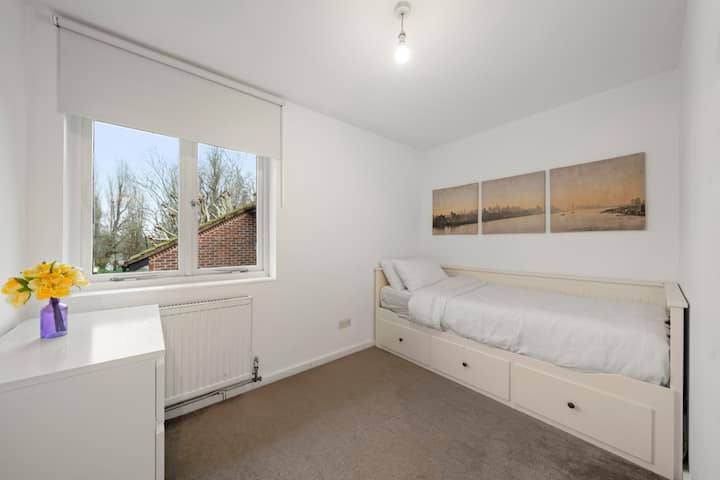 Habitaciones acogedoras, cama individual con ropa de cama de calidad