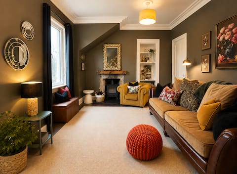Top Airbnb: The Yellow Door: with Wood Burner & Parking in Inverness West