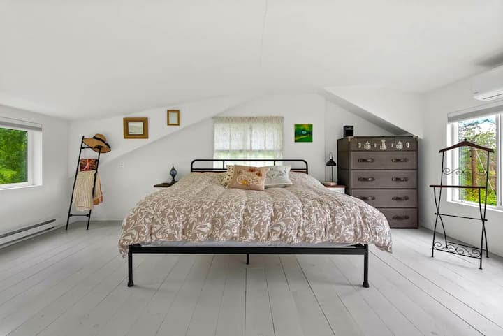 Amplio dormitorio con una cómoda cama y aire acondicionado mini-split para mantener la habitación fresca y cómoda durante todo el año, además de mucho espacio para relajarse y desempacar.