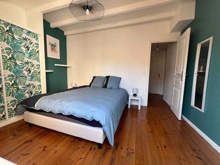 Deuxième chambre, comprenant un lit double ainsi qu'un placard fermé avec penderie et étagères, la chambre donne sur la terrasse. 