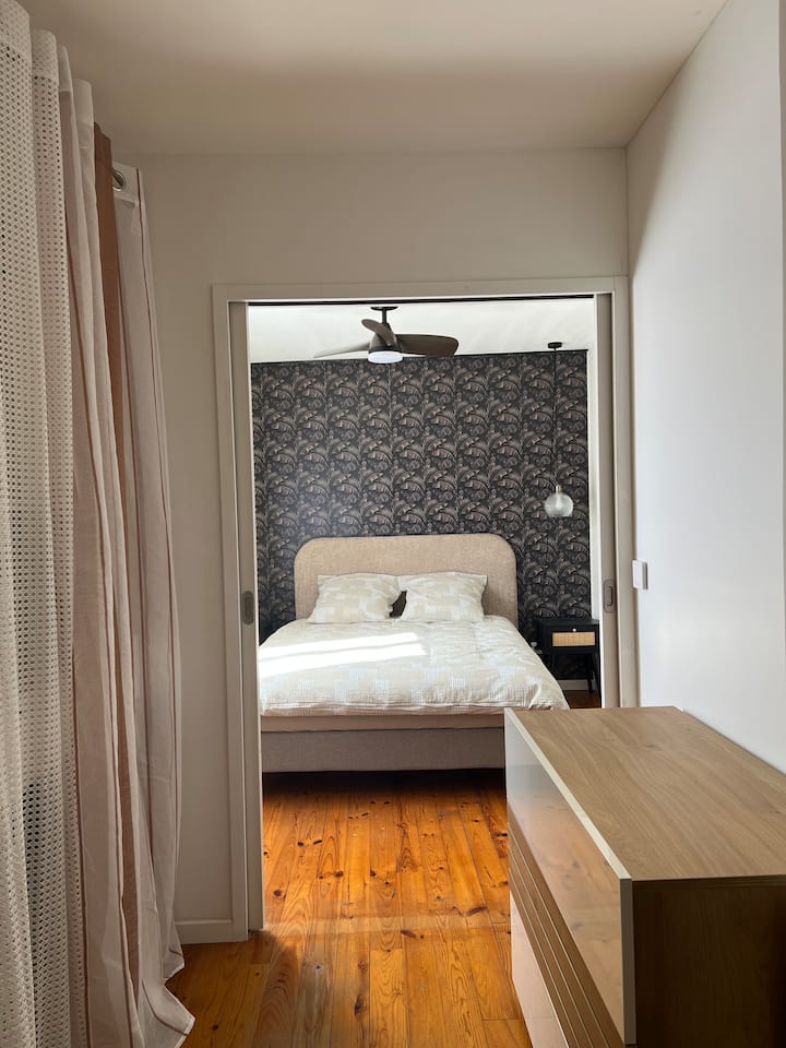 Suite parentale à l'étage, avec lit double, télévision, dressing comprenant divers rangements, étagères et penderie, salle de bain attenante. 