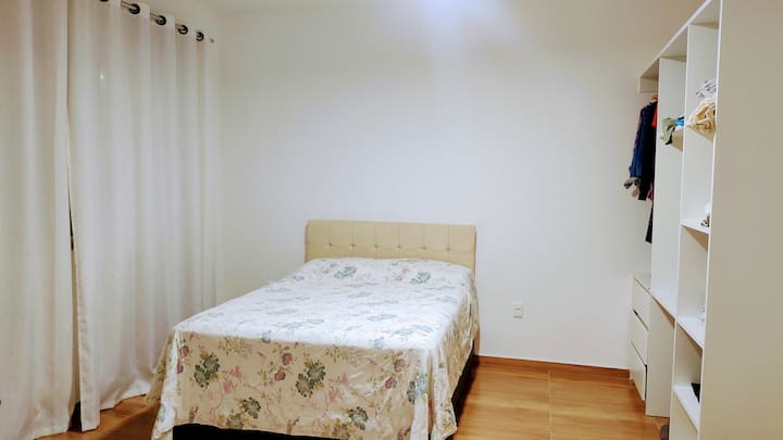 Suite no andar superior, ventilador de teto e varanda