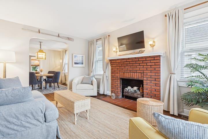The Bluehaven Craftsman - 2 Bed & Delightful Nook - Newport News, VA