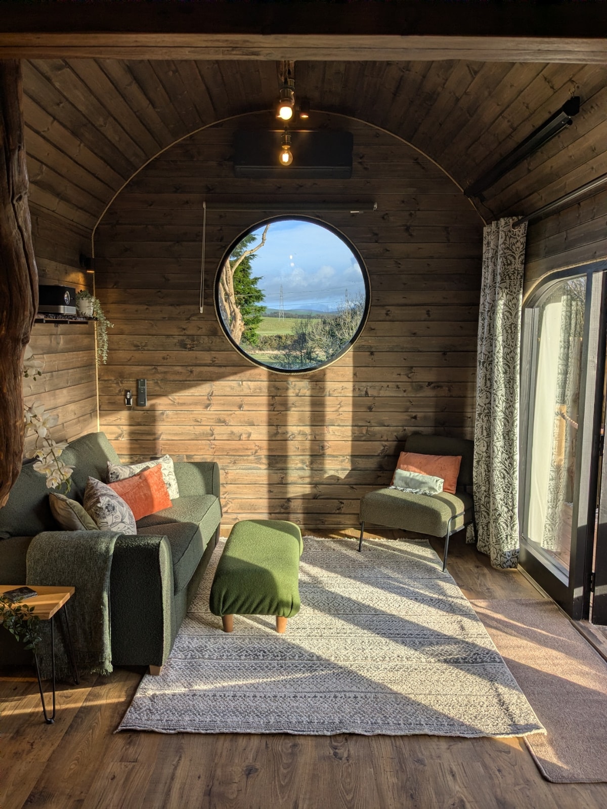 Дневна с екран за прожектор и климатик
