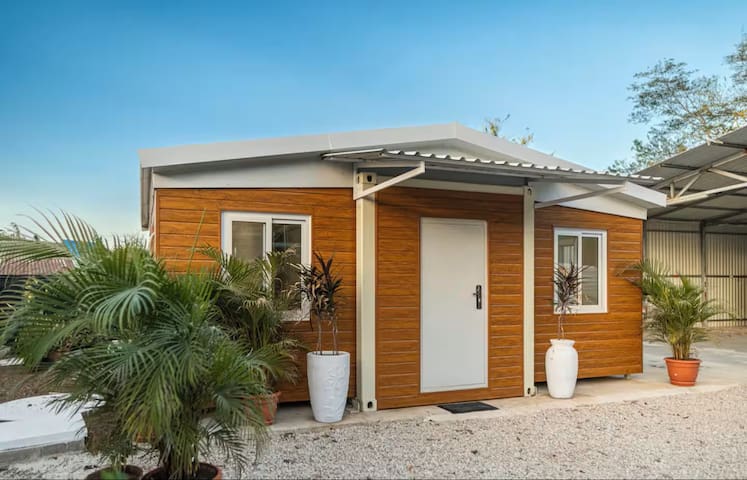 Beautiful Tamarindo Tiny house with A/C WIFI