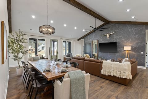 Top Airbnb: Urban Luxury 6B home with Sauna, Pickle & BB court in Greer