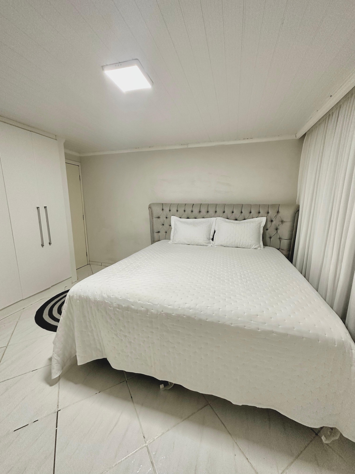 glavni apartman s ormarom i privatnom kupaonicom, klima-uređajem i TV-om