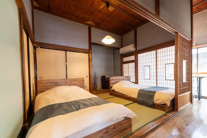 Broj gostiju: 3.Između dva odvojena kreveta možete staviti madrac.