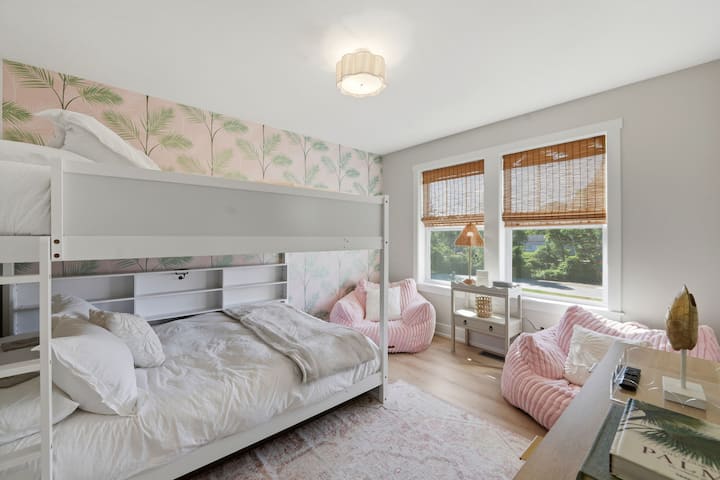 The Palm Bunk Room: un refugio fresco y lleno de luz con amplias literas tamaño queen, cómodamente diseñadas para niños, adolescentes y adultos por igual.