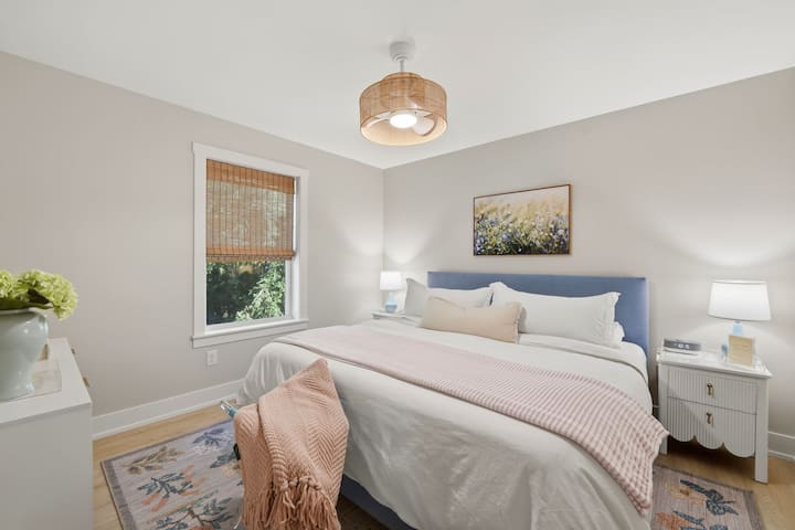 La suite Bluebell: tranquila, cómoda y acogedora, la suite Bluebell es ideal para parejas o huéspedes que aprecian un espacio apacible y cuidadosamente diseñado para relajarse y recargar energías.